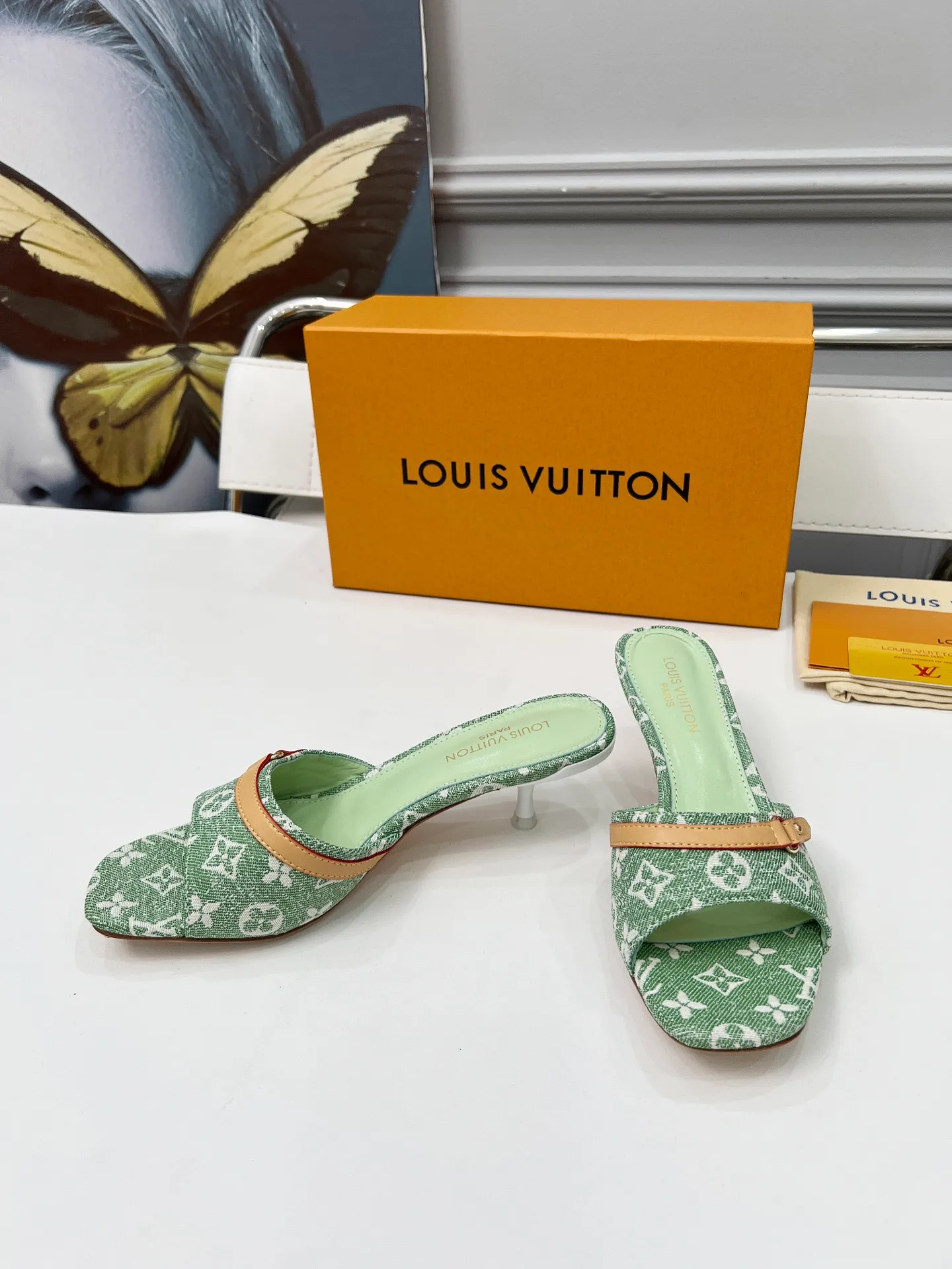 👟👟Ex-factory price 440👟👟 LV new denim kitten heel slippers 2025 summer must-have for goddesses, original replica, super comfortable on the feet. Show off the queen's temperament, the heel height is 9.5CM, which shows your temperament without being tiring. Leather outsole. Standard code: 35-42 (41 and 42 codes are customized, non-returnable and non-exchangeable)